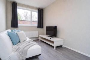Spacious 4 Bedroom Home Free Parking Sleeps 8