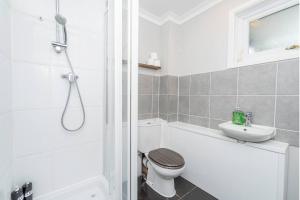 Spacious 4 Bedroom Home Free Parking Sleeps 8