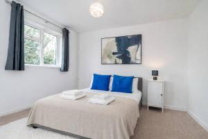 Spacious 4 Bedroom Home Free Parking Sleeps 8