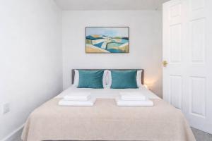Spacious 4 Bedroom Home Free Parking Sleeps 8