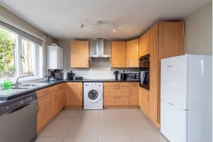 Spacious 4 Bedroom Home Free Parking Sleeps 8