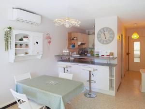 Appartement T2 Climatise avec Loggia à La Favière, Proche Plages et Commerces, Parking Inclus - FR-1-610-2
