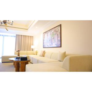 3BR Corniche - Luxury Stay with Sea Views