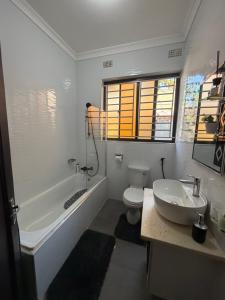 Ethans Place - Elegant 2 Bedroom Apartment with Solar Power