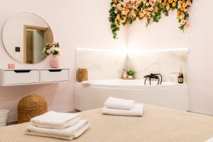 Almond Jacuzzi Suites - Private Indoor Jacuzzi - Self Check-In - Free & Easy Street Parking