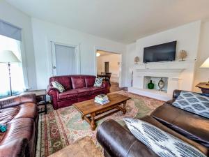 Downtown Home, Central Location, Free EV Charger
