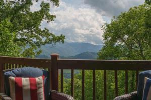 Black Bear Ridge - Beautiful Log Cabin with View