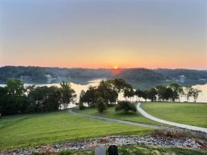 Lake Mansion On The Hill wPanoramic Views & Dock