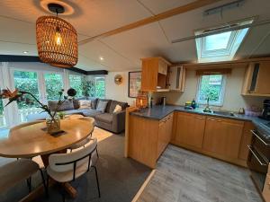 Veluwe Chalet Hoenderloo - Private Jacuzzi, Pool & Kids Club