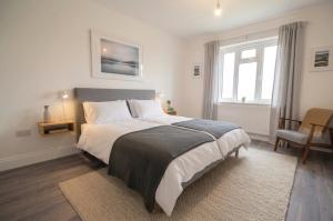 Comfortable 3-Bedroom Home with Roof Terrace & Free Wi-Fi
