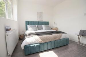 Comfortable 3-Bedroom Home with Roof Terrace & Free Wi-Fi