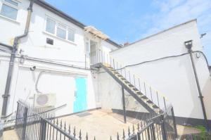 Comfortable 3-Bedroom Home with Roof Terrace & Free Wi-Fi