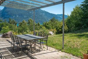 2 Villas with Lake and Mountain View 15 Minutes to Interlaken