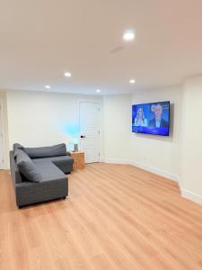 Modern 1BR Close to Major Shopping & Amenities