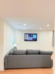 Modern 1BR Close to Major Shopping & Amenities