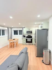Modern 1BR Close to Major Shopping & Amenities