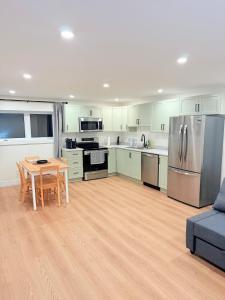 Modern 1BR Close to Major Shopping & Amenities