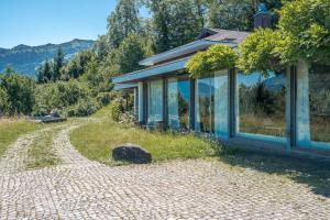 Spacious Lake and Mountain View Villa - 15 min to Interlaken