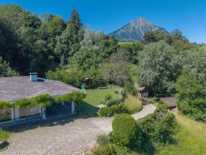 Spacious Lake and Mountain View Villa - 15 min to Interlaken