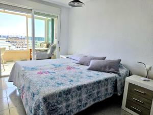 Sea and Harbor View Apartment in the center of Santa Pola