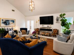 Luxury 2BR Retreat - Hot Tub and Medina River Access
