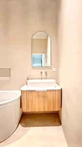 Villa Design Centre, Garden Pool, Beach 5 min away