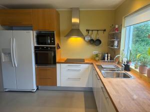 Cozy Family Home with Garden and Free Parking