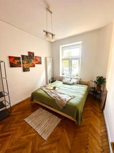 Old Town Art Apartment - 5 Minutes from Main Square