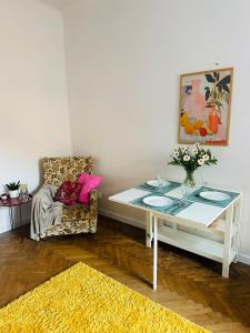 Old Town Art Apartment - 5 Minutes from Main Square