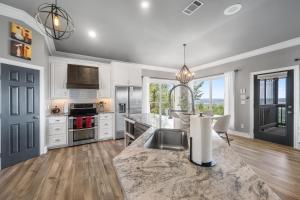 Hillside Oasis - Lake & Sunset Views with Hot Tub