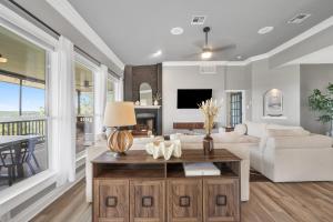 Hillside Oasis - Lake & Sunset Views with Hot Tub