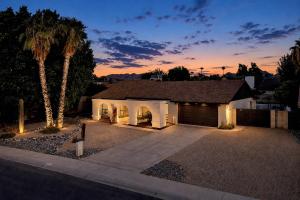 Spacious Phoenix Oasis w Pool & Game Room