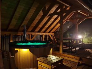 Domek nad jeziorem z jacuzzi ROMANTICA