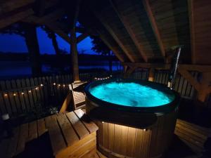 Domek nad jeziorem z jacuzzi ROMANTICA