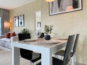 BTS Thong Lo l Large 65 sqm l Pool and Gym l Sontana