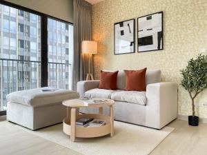 BTS Thong Lo l Large 65 sqm l Pool and Gym l Sontana