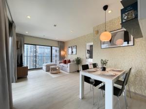BTS Thong Lo l Large 65 sqm l Pool and Gym l Sontana