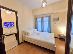 Ample 1BR Balcony -40sqm -4pax -PET -Parking -MOA,PICC,CCP,WTC