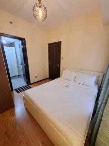 Ample 1BR Balcony -40sqm -4pax -PET -Parking -MOA,PICC,CCP,WTC