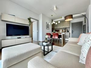 5 Min to BTS l Fully Furnished l Pool and Steam