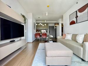 5 Min to BTS l Fully Furnished l Pool and Steam