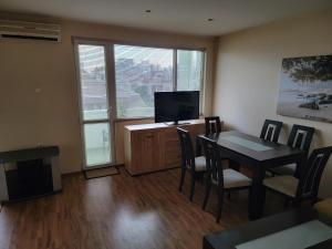 City and Beach Skyline 2BR Apartment 5th Floor Walk Up