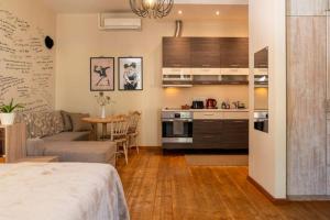 Hygge Home - Stylish Artistic Apartment with Free weekend parking