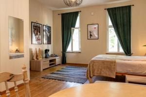 Hygge Home - Stylish Artistic Apartment with Free weekend parking