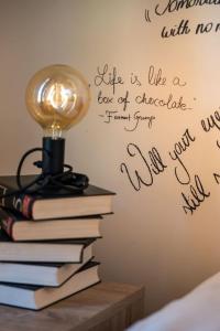 Hygge Home - Stylish Artistic Apartment with Free weekend parking
