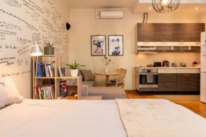 Hygge Home - Stylish Artistic Apartment with Free weekend parking