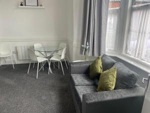 Spring Crescent Apartments - 2 Bed with Garden & Parking, Sleep 6