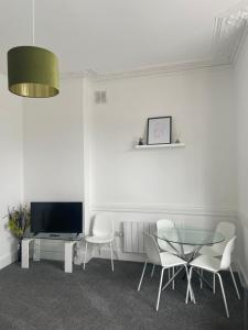 Spring Crescent Apartments - 2 Bed with Garden & Parking, Sleep 6
