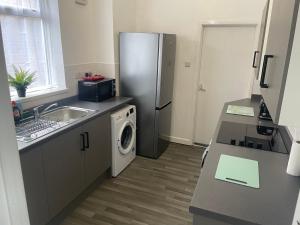 Spring Crescent Apartments - 2 Bed with Garden & Parking, Sleep 6