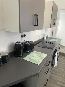 Spring Crescent Apartments - 2 Bed with Garden & Parking, Sleep 6